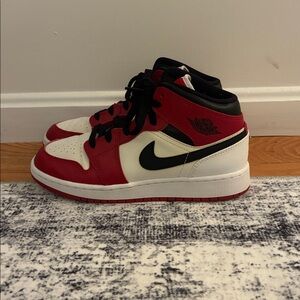 Jordan 1 retro mid Chicago (2020) size 5 youth